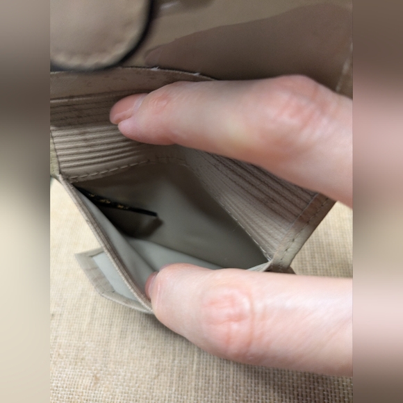 Buxton Bifold Cowhide Leather Exterior Wallet EUC - Picture 4 of 4